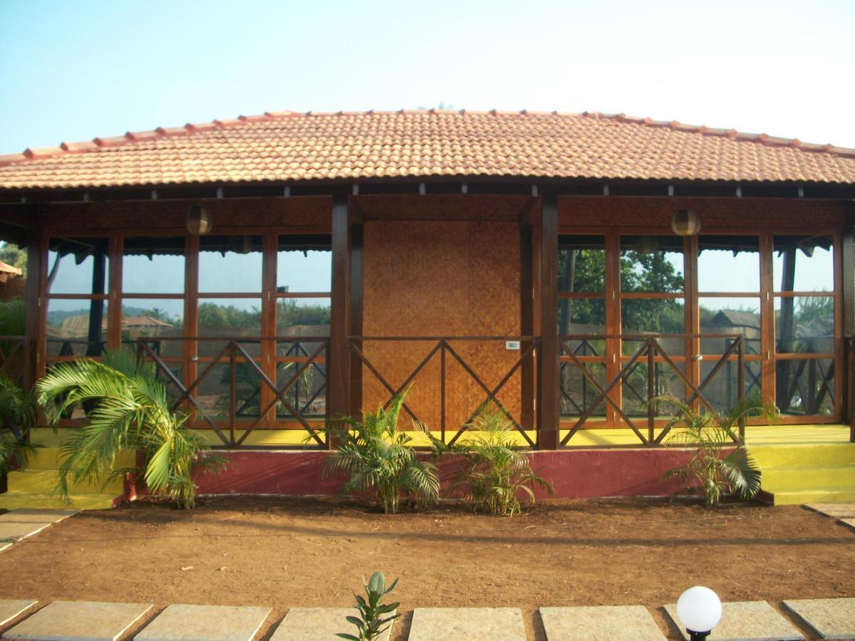 Rock Water Resort Morjim Exterior photo