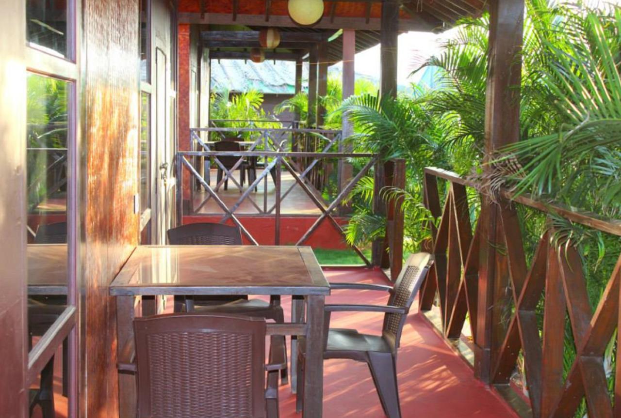 Rock Water Resort Morjim Exterior photo
