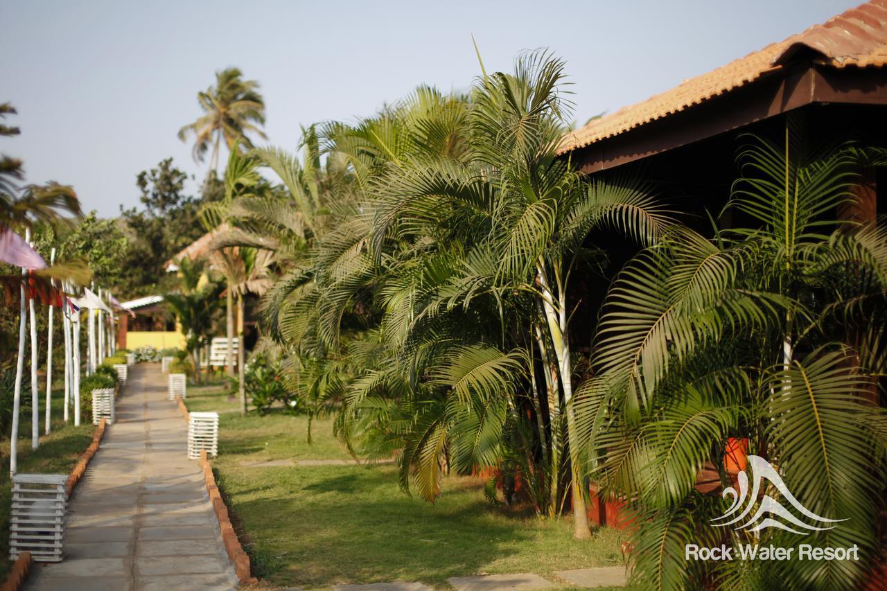Rock Water Resort Morjim Exterior photo